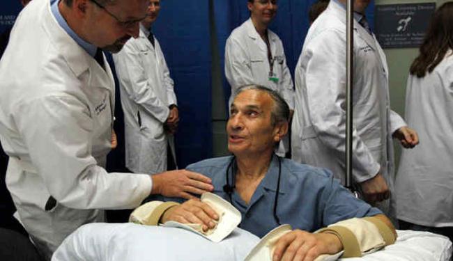 زرع يدين لرجل اميركي في عملية نادرة