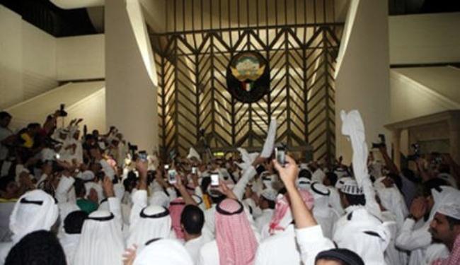 الالاف يقتحمون مبنى مجلس الامة الكويتي