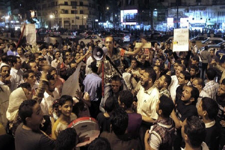 مصری‌ها ضد شورای نظامی تظاهرات میکنند