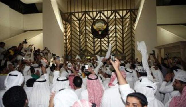 تمديد الحبس لمعارضين في الكويت