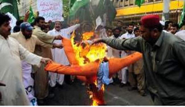 باكستانيون غاضبون يحرقون دمية تمثل اوباما 