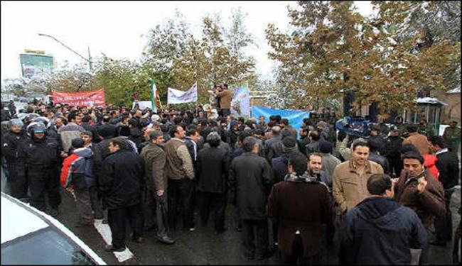 طلاب ايرانيون يصادرون وثائق تجسس بريطانية