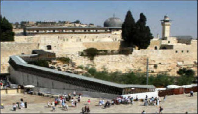 عريقات يحمل اسرائيل مسؤولية تبعات اجراءاتها بالقدس