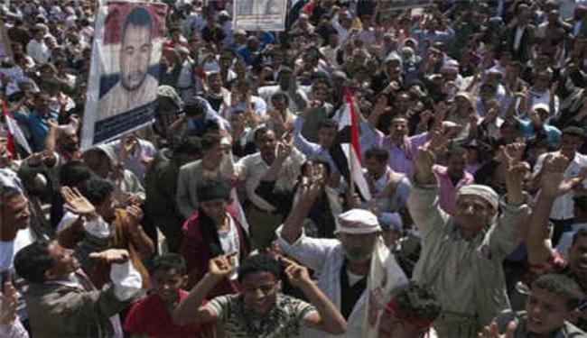 ابناء تعز يطالبون بتشكيل حكومة ثورية