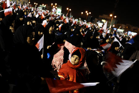 تحصن زنان بحرینی مقابل سفارت انگلیس