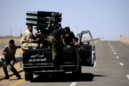درگیری انقلابیون و فرماندهان ارتش لیبی 