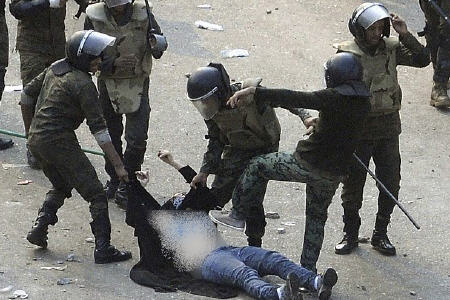 برهنه کردن زن محجبه مصری در قاهره
