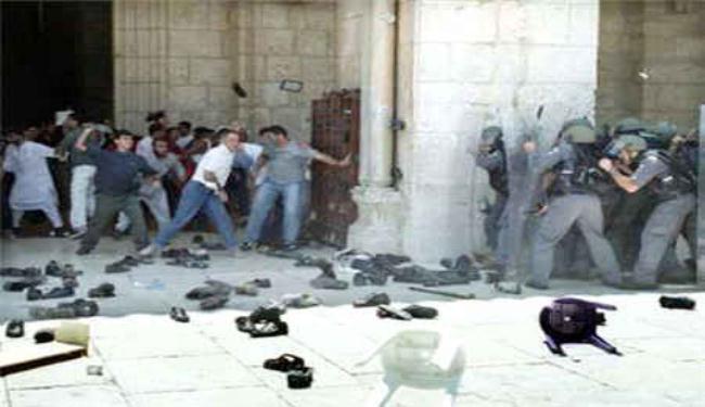 فلسطينيون يتصدون لمستوطنين اقتحموا المسجد الاقصى
