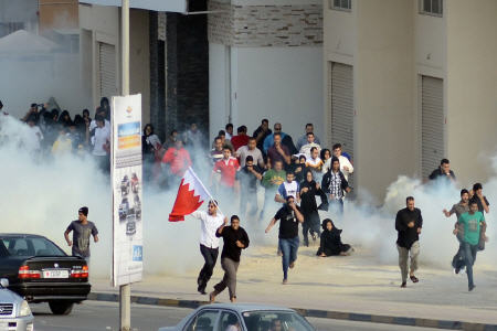 حمله به شهروندان بحرینی مقابل منازل آنها