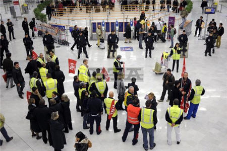 درگیری پلیس فرانسه با اعتصاب کنندگان در فرودگاه