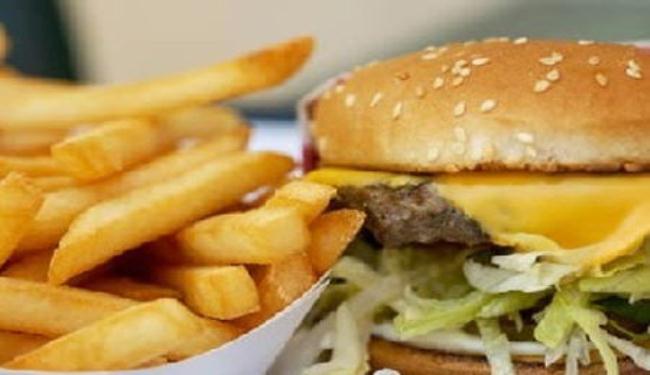 دراسة: الطعام الدهني يدمر مناطق بالدماغ