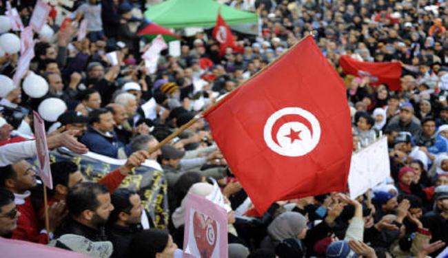 مئات التونسيين يتظاهرون للمطالبة بالكرامة والحرية