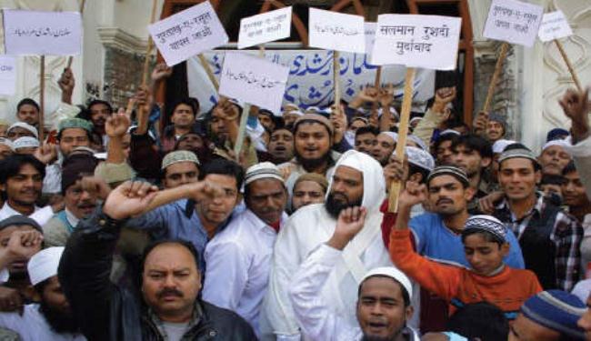 رشدي تراجع عن حضور مهرجان بالهند خوفاً من قتله