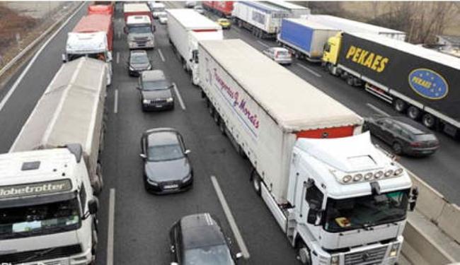 إضراب الشاحنات الضخمة يغلق الطرق الإيطالية 