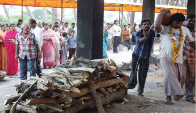 هندية تعود للحياة قبل دقائق من حرق جثتها