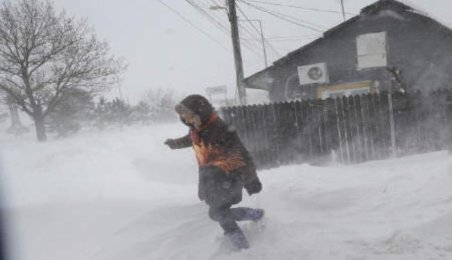 عاصفة ثلجية تنسبب بحالة من الفوضى بوسط البلقان