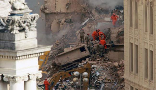 انتشال 3 جثث من تحت انقاض بنايات منهارة بالبرازيل