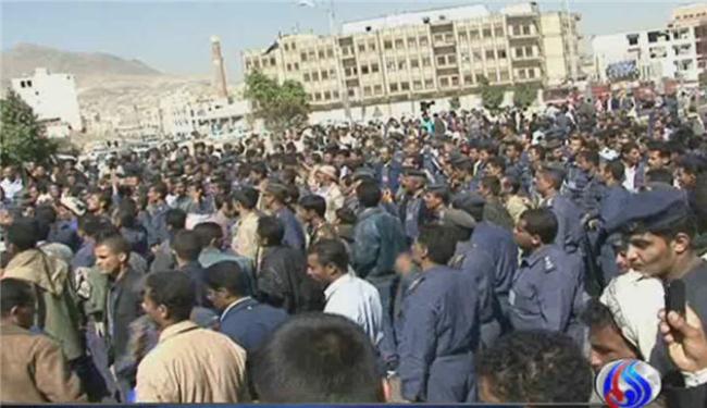 ضباط يمنيون يطالبون بإقالة قائد سلاح الجو