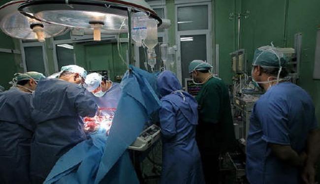 جراحان ينامان أثناء إجراء عمليات جراحية في ماليزيا