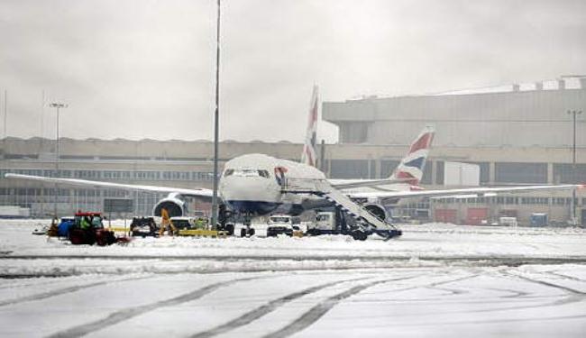 مطار هيثرو في لندن يلغي ثلث رحلاته الاحد بسبب الثلوج