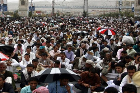 تأکید صدها هزار یمنی بر ادامه انقلاب
