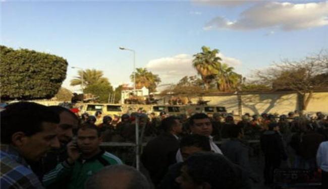 مئات المصريين يعتصمون امام وزارة الدفاع
