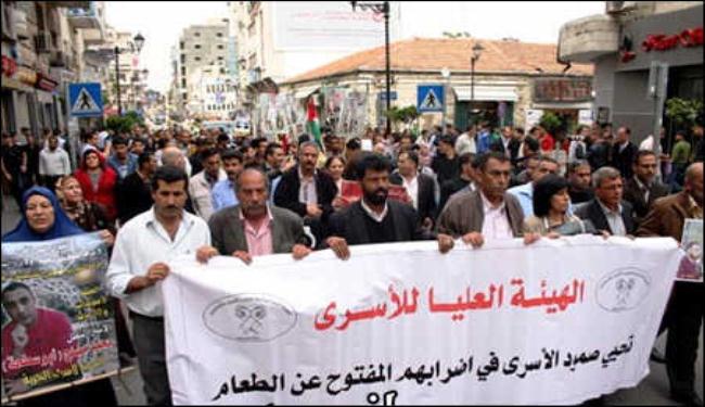 مسيرة حاشدة في رام الله تضامنا مع الاسري