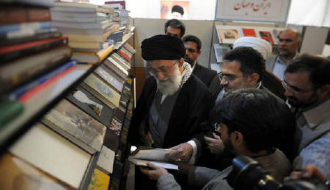 قائد الثورة يتفقد المعرض الدولي للكتاب 