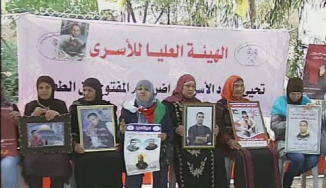 اهالي الاسرى يعتصمون امام الصليب الاحمر في البيرة