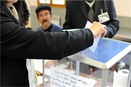 الجزایری ها به پای صندوق های رای رفتند