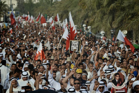 بحرینی ها تخت آل خلیفه را به لرزه می اندازند