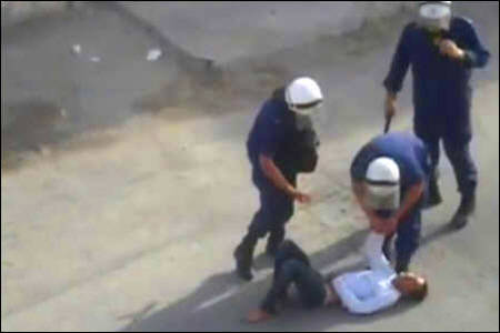 بیهوش شدن کودک بحرینی زیر مشت و لگد + ویدیو