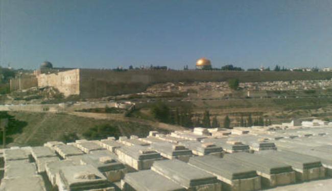 الاحتلال يزرع آلاف القبور الوهمية بمحيط الأقصى
