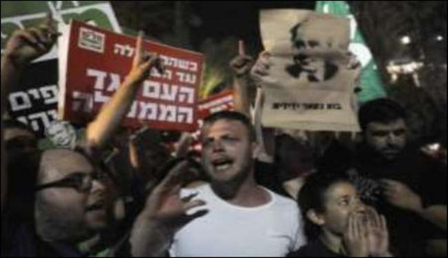 مستوطنون يتظاهرون ضد الافارقة بتل أبيب وينهبون متاجرهم