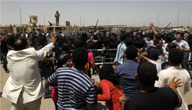 مصريون يغلقون ميدان التحرير احتجاجا على الحكم الصادر بحق مبارك