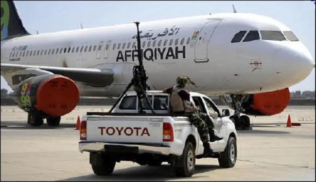 مسلحون يقتحمون مطار طرابلس بليبيا ويعطلون حركة الطيران