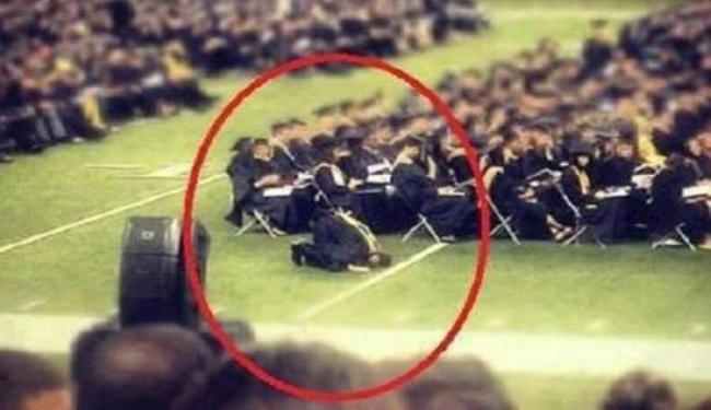 طالب مسلم ينقطع عن حفل تخرج بأمريكا لأداء الصلاة