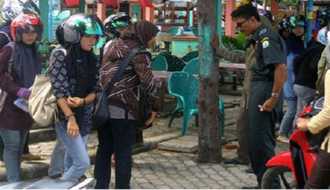 حظر بيع الملابس الضيقة والقصيرة في إندونيسيا