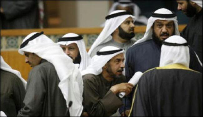 أمير الكويت يعلق عمل البرلمان لمدة شهر