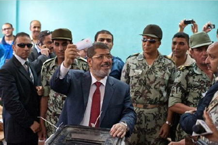 مرسي: با كاردار ايران ملاقات نمي كنم