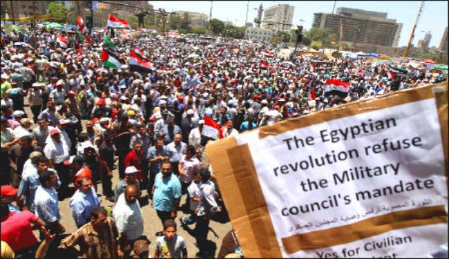 المصريون يحتشدون بميدان التحرير تنديداً بقرارات 