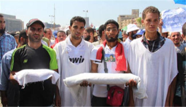 معتصمون بالتحرير يرتدون الأكفان تحديا لتهديدات العسكري