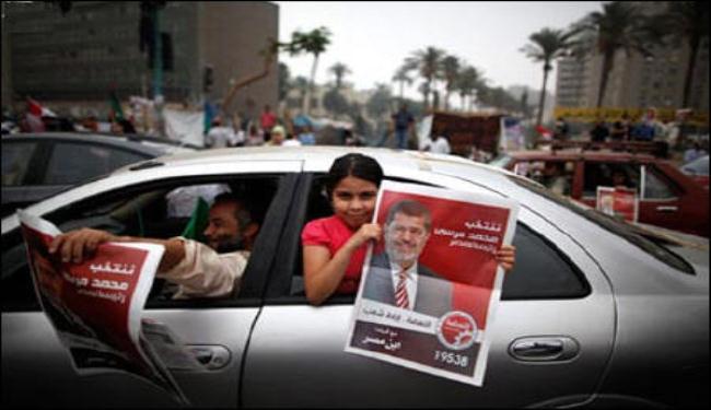 الضفة الغربية تحتفل بفوز مرسي برئاسة مصر