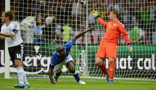 بالوتيلي يقود ايطاليا للفوز على المانيا 2-1