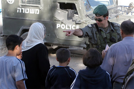 لگد زدن سرباز اسرائيلي به كودك فلسطيني + ويديو