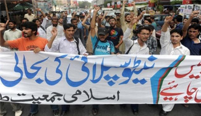 باكستانيون ينددون باستئناف امدادت الناتو عبر بلادهم