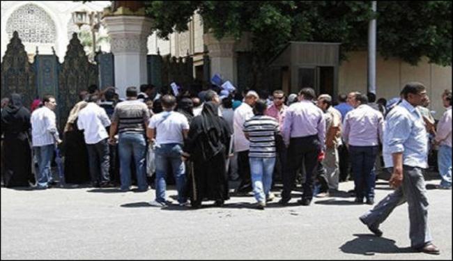 مصريون يتظاهرون أمام قصر العروبة رفضا لزيارة كلينتون