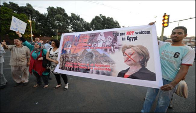 مصريون يرشقون موكب وزيرة الخارجية الأميركية بالأحذية