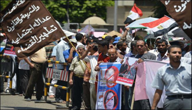 احتجاجات بمصر تحذر من استغلال القضاء لتقويض سلطة الرئاسة