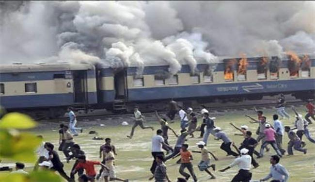 مقتل 32 شخصا اثر نشوب حريق في قطار بالهند 